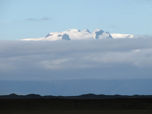 Öræfajökull gægist upp úr skýjahulunni